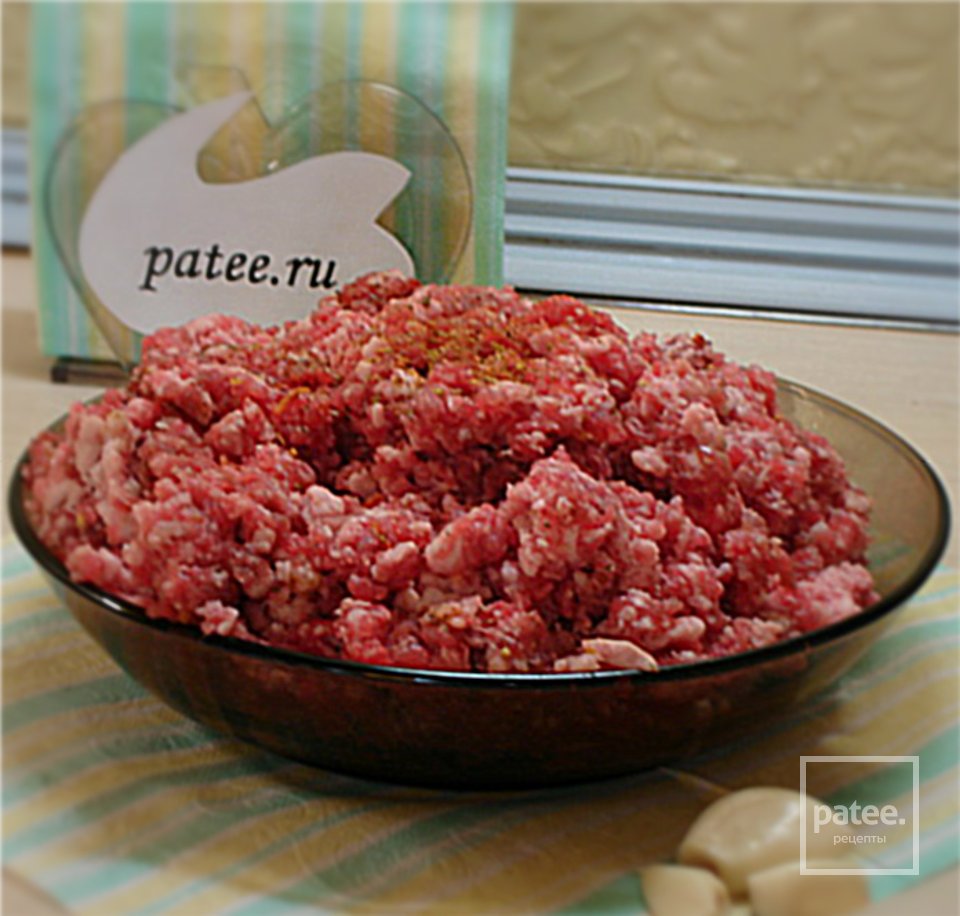 Мясной рулет с начинкой из макарон и черемши с хрустящей корочкой - Шаг 1