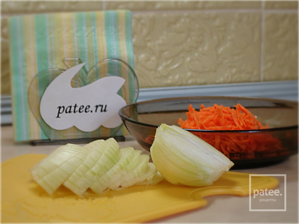 Мясной рулет с начинкой из макарон и черемши с хрустящей корочкой - Шаг 3