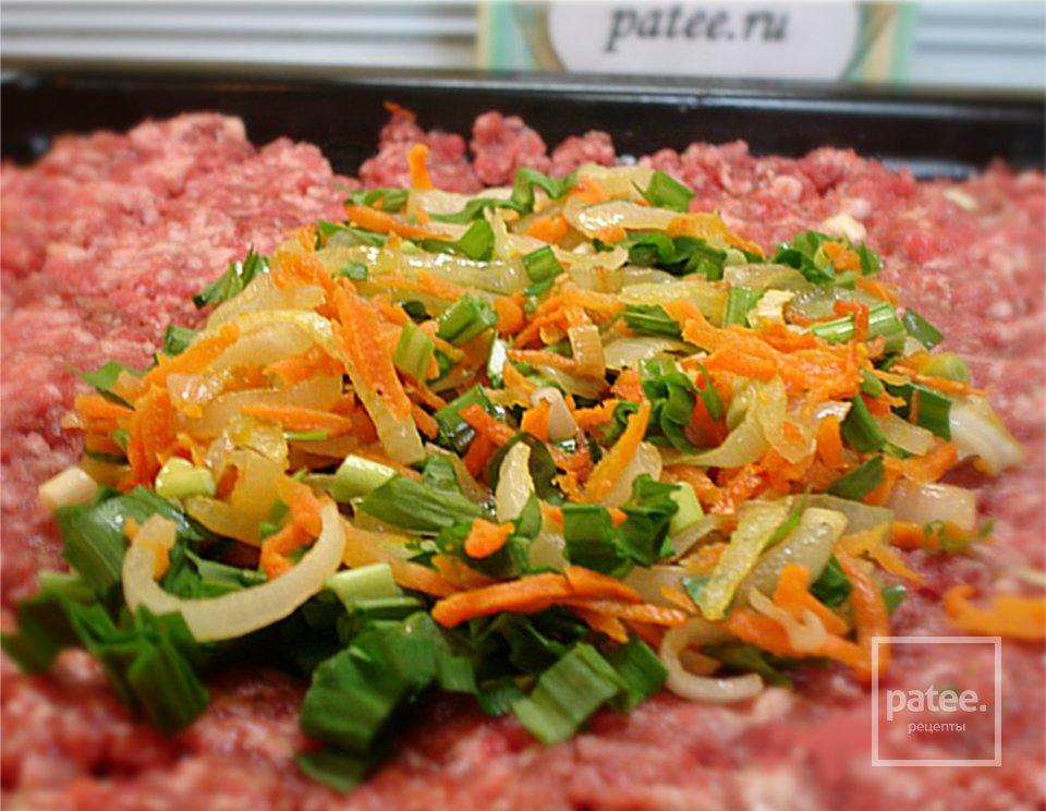 Мясной рулет с начинкой из макарон и черемши с хрустящей корочкой - Шаг 5