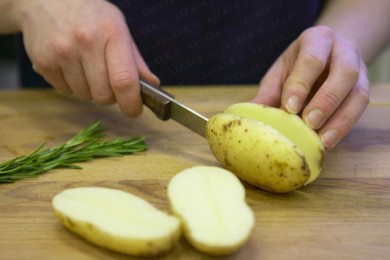 Запеченый картофель с розмарином - приготовление
