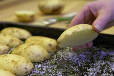 Запеченый картофель с розмарином - приготовление