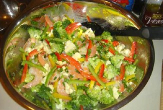 Салат с креветками и с лимонным соусом