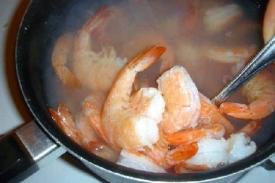 Салат с креветками и с лимонным соусом - приготовление