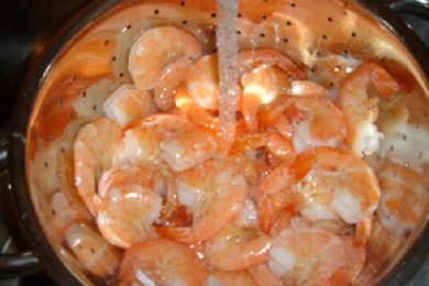 Салат с креветками и с лимонным соусом - приготовление