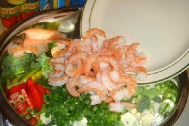 Салат с креветками и с лимонным соусом - приготовление