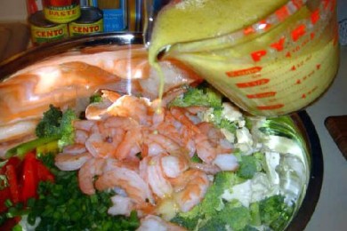 Салат с креветками и с лимонным соусом - приготовление