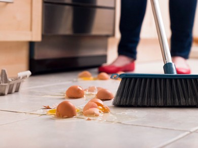 Ученые измерили, сколько микробов в упавшей на пол еде