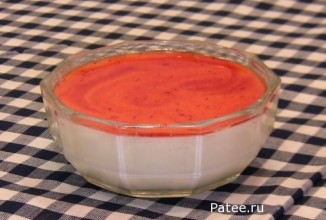 Панакотта со свежим молоком и клубничным сиропом