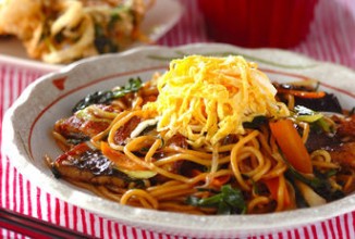 Лапша с угрем и овощами