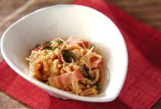 Паровой салат из эноки с ветчиной