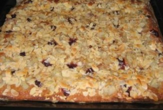 Миндальный пирог с черной смородиной