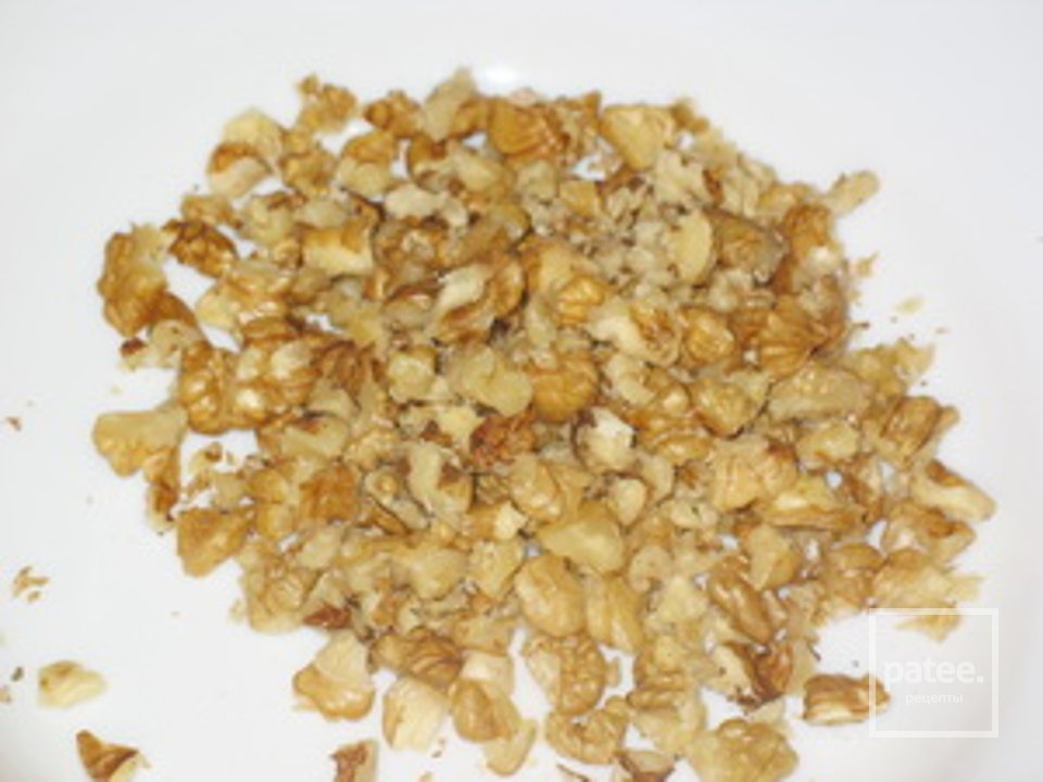 Салат с черносливом и грецким орехом - Шаг 4