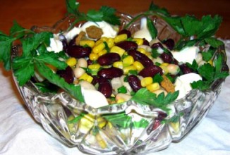 Салат с сухариками и фасолью