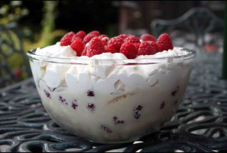 малиновый десерт