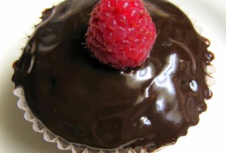 Кекс с шоколадной глазурью