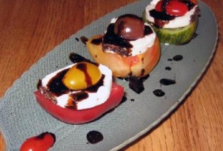 Помидоры с козьим сыром