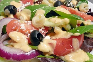 Греческий салат с макаронами