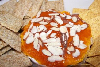 Запеченный бри с абрикосами