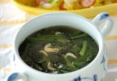 Зеленый суп из шпината с вишневыми креветками