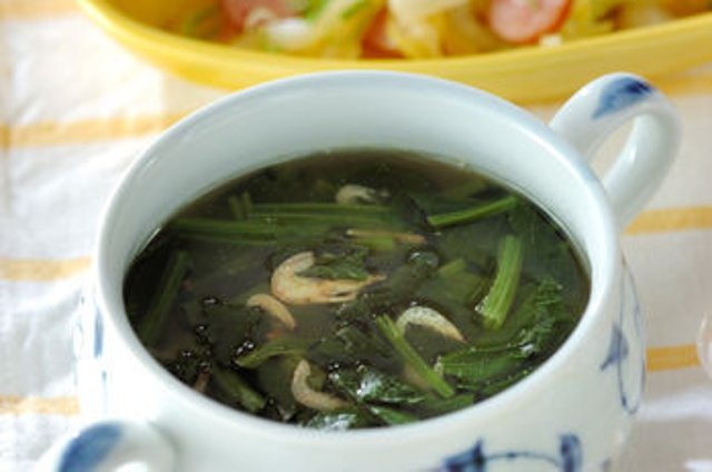 Зеленый суп из шпината с вишневыми креветками