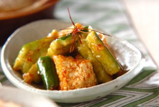 Тофу во фритюре с маринованными огурцами