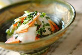 Салат из репы под майонезно-цитрусовым соусом