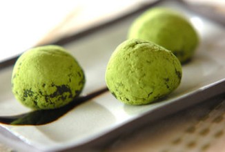 Шарики из анко в зеленом чае