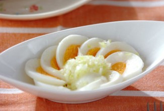 Вареные яйца с луком