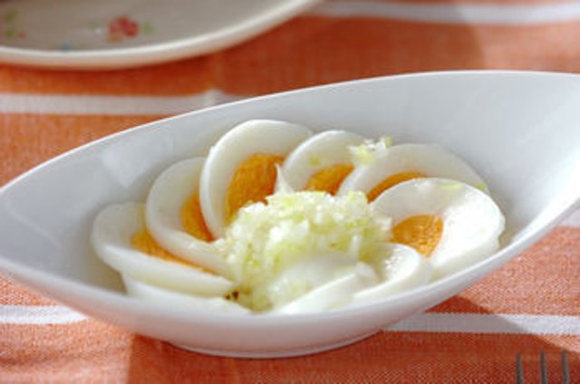 Вареные яйца с луком