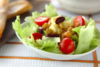 Традиционный салат с фасолью