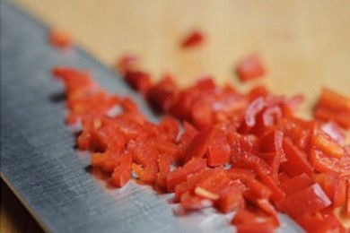 Пикантный салат из огурцов - приготовление