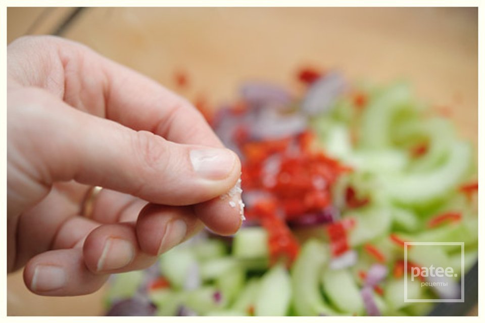 Пикантный салат из огурцов - Шаг 2