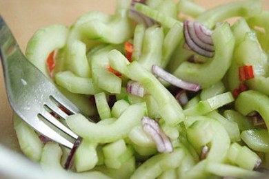 Пикантный салат из огурцов - приготовление