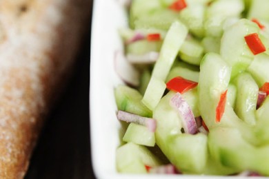 Пикантный салат из огурцов - приготовление