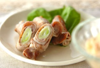 Рулетики из свинины с луком