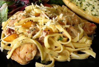 Паста со сливочной курицей по-каджунски