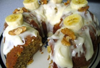 Банановый торт с сырной глазурью