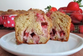 Кексы с йогуртом и клубникой