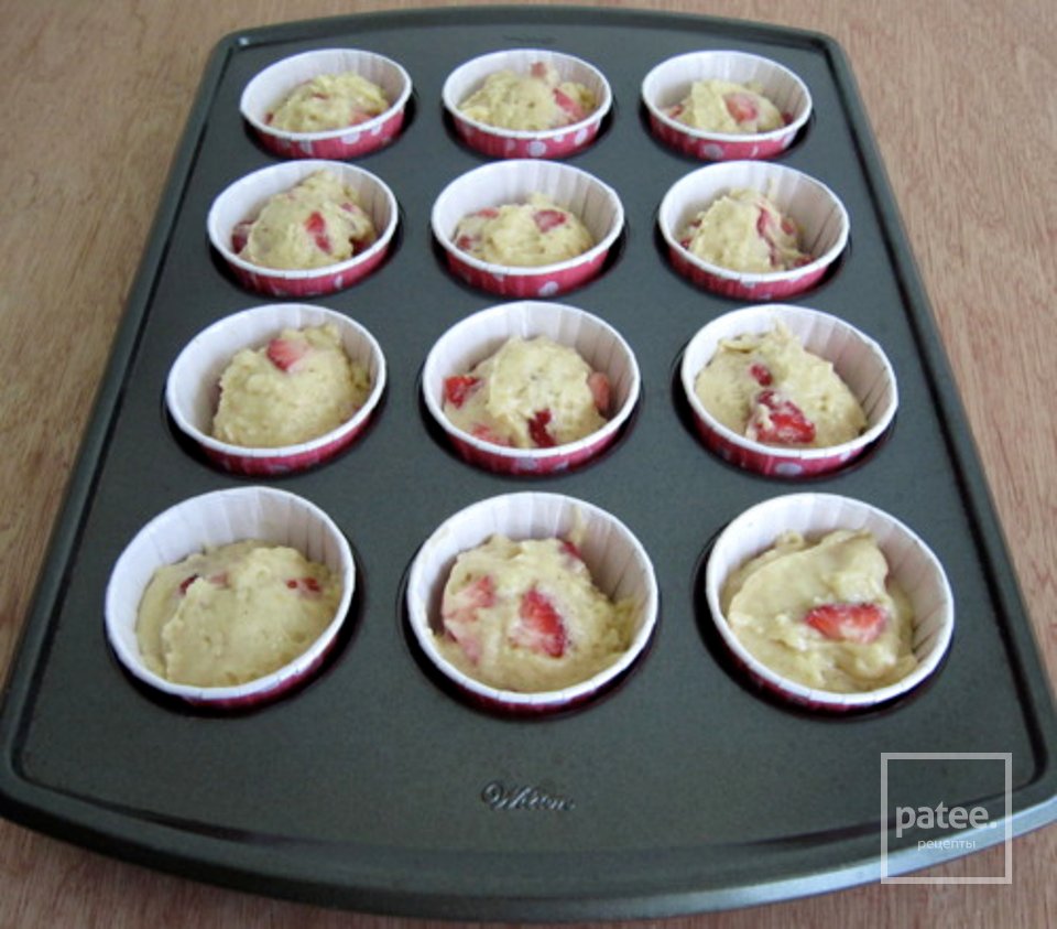 Кексы с йогуртом и клубникой - Шаг 5