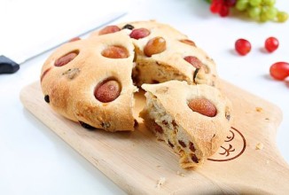 Лепешка с виноградом и изюмом