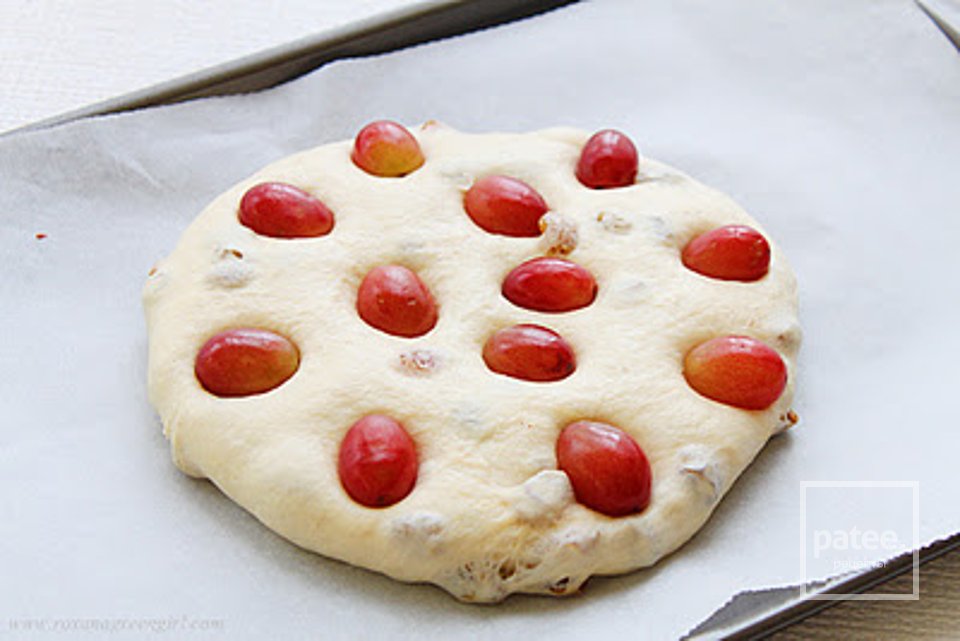 Лепешка с виноградом и изюмом - Шаг 5