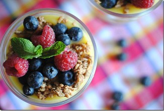 Лимонный творожный мусс с ягодным миксом