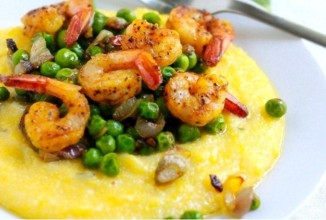 Полента с хрустящим горошком и жареными креветками