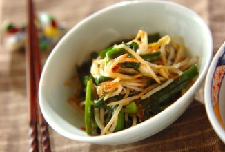 Салат из ростков фасоли и лука