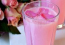 Ласси с розовым сиропом
