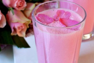 Ласси с розовым сиропом