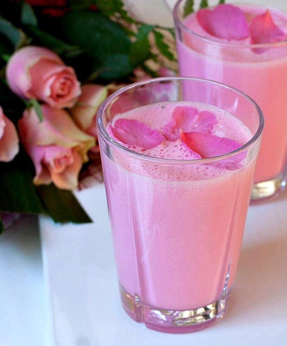 Ласси с розовым сиропом