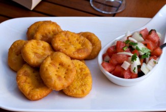 Пончики с соусом пебре и сладким сиропом