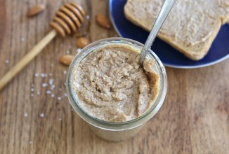 Миндальное масло с медом и морской солью