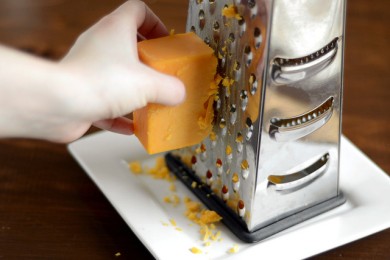 Пирог с зеленым луком, беконом и сыром Чеддер - приготовление